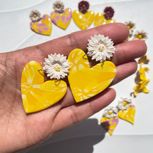 Cargar imagen en el visor de la galería, Corazón y flor 1
