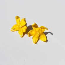 Cargar imagen en el visor de la galería, Flor Amarilla 2
