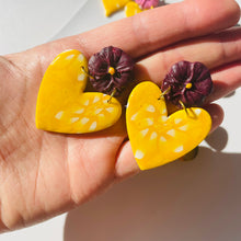 Cargar imagen en el visor de la galería, Corazón y flor 2
