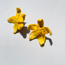 Cargar imagen en el visor de la galería, Flor Amarilla 2

