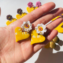 Cargar imagen en el visor de la galería, Corazón y flor 6

